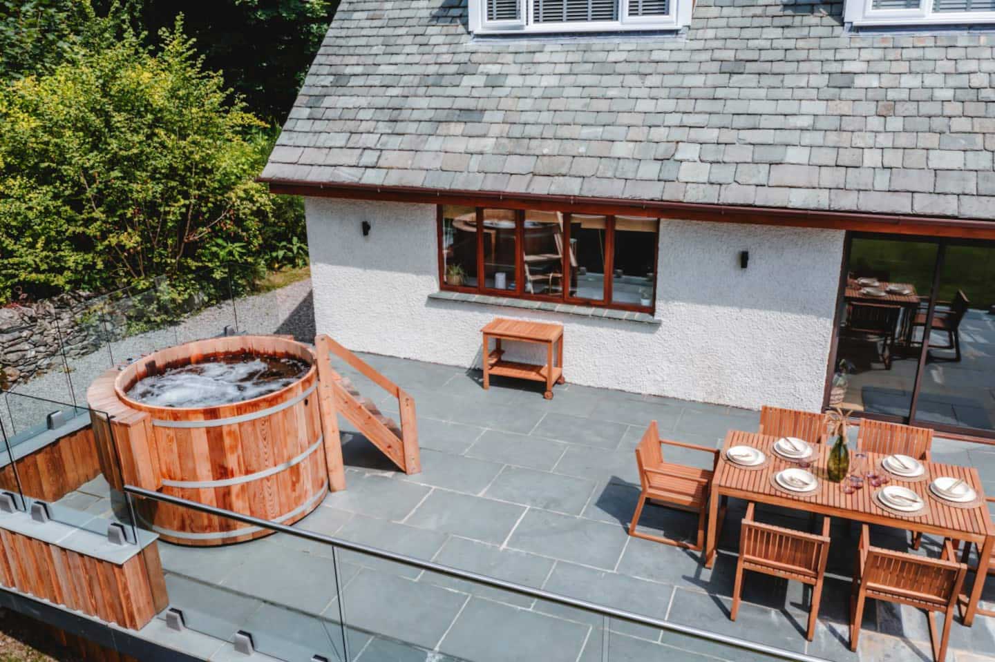 Laik drone Cedar wood hot tub
