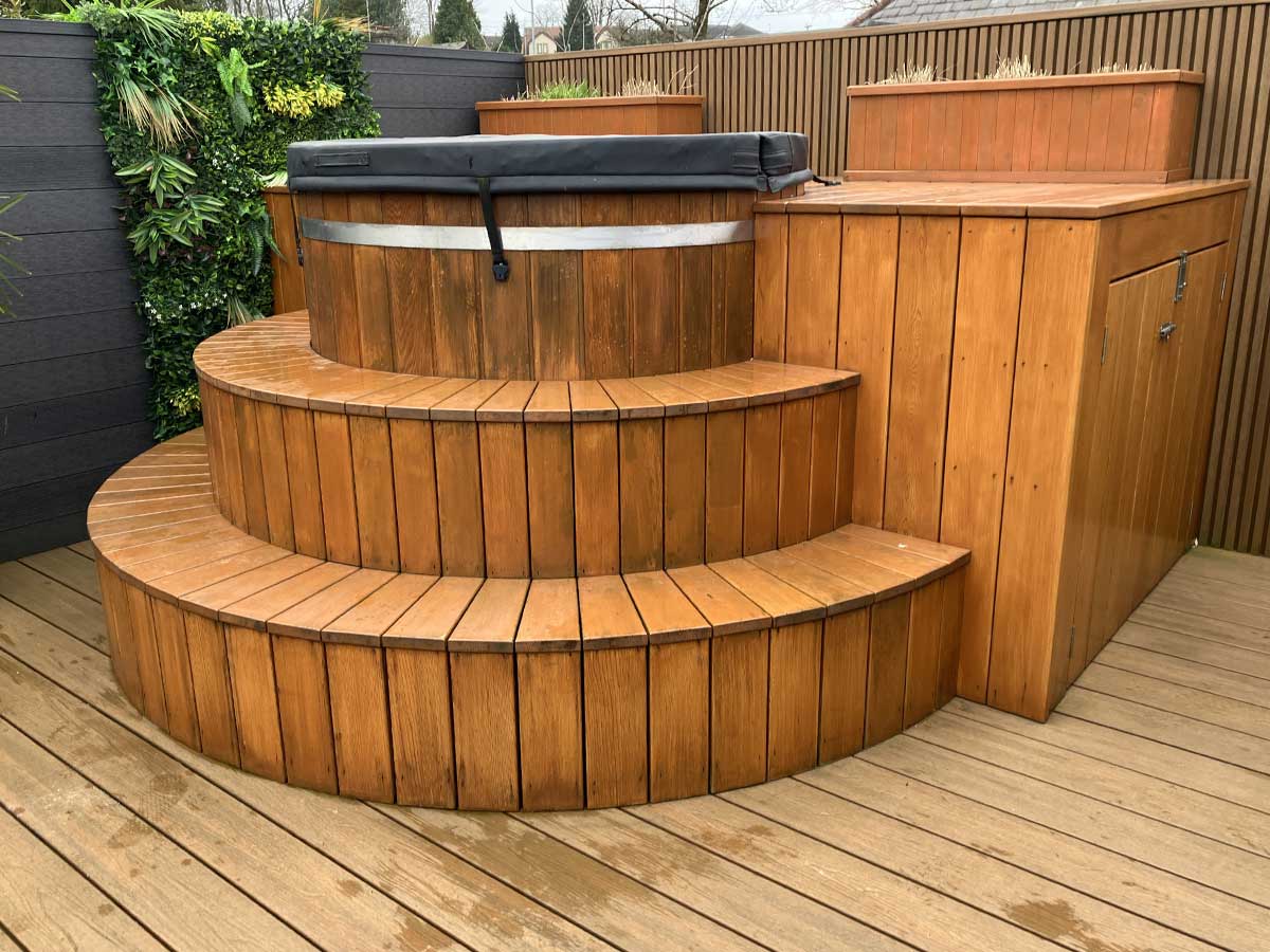 Double-Steps cedar wood hot tub
