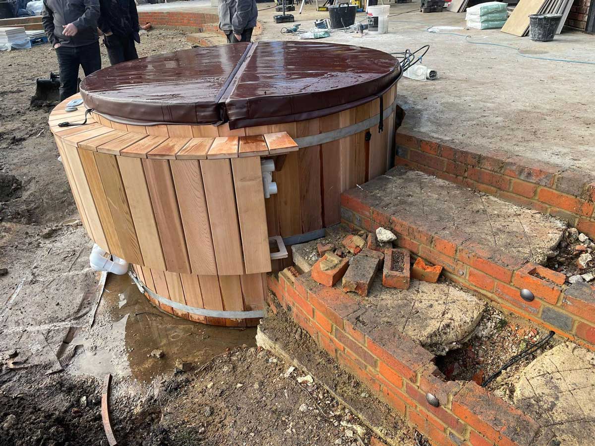 Cedar-Wood-Hot-Tub-recess-8-person-landscaping