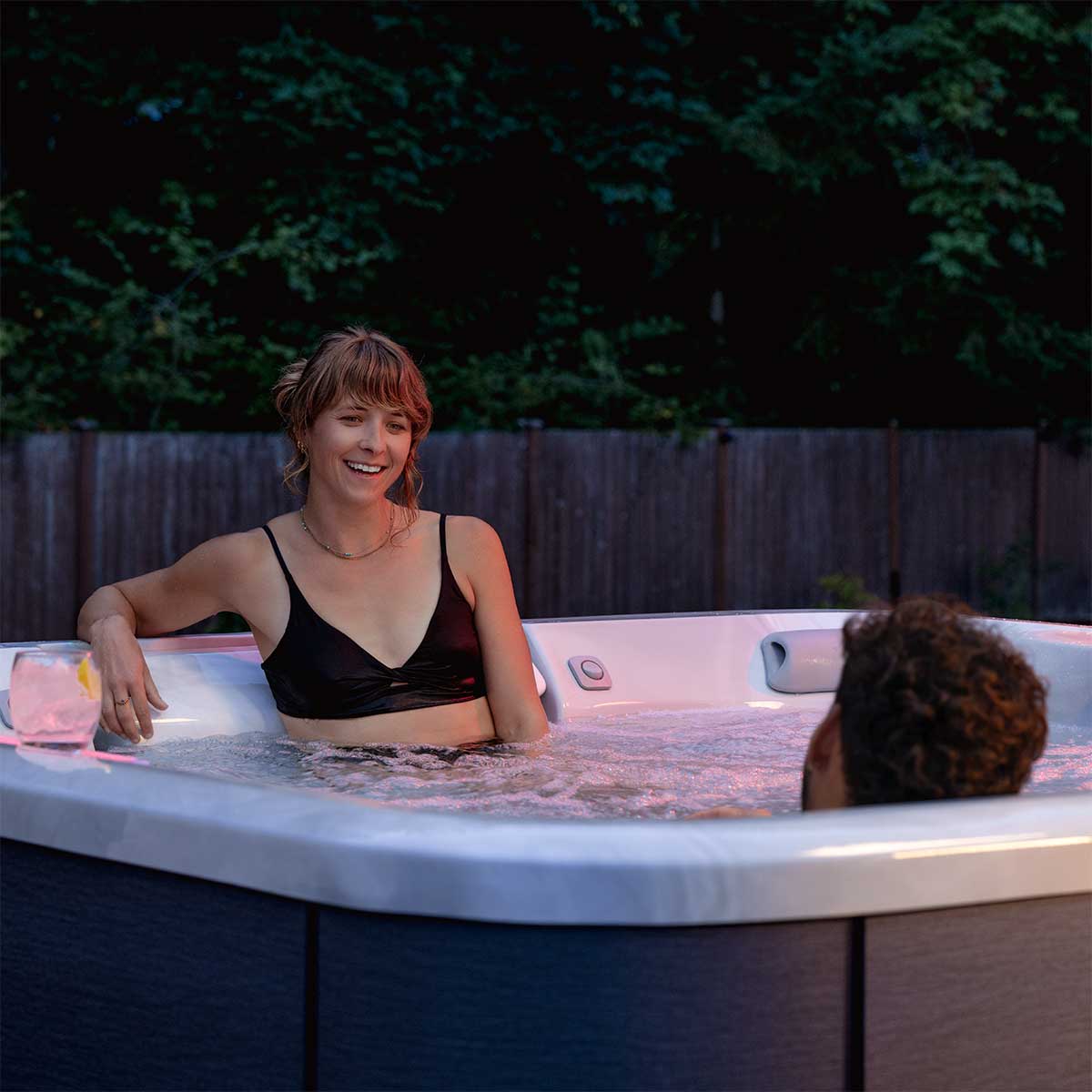JHT_J508L_Platinum_Flax_Seattle_Dusk_Hand_Couple01