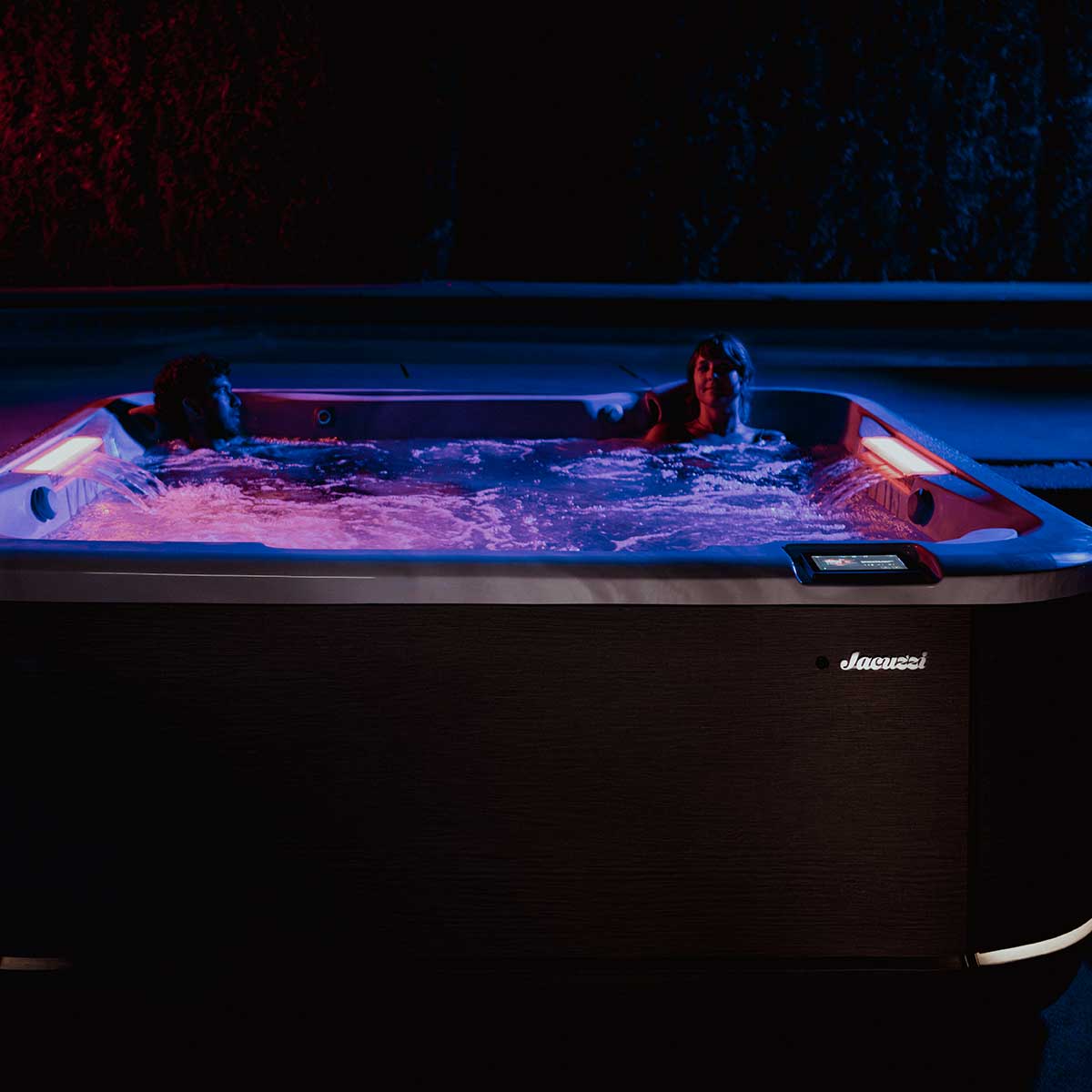 JHT_J508L_Platinum_Flax_Seattle_Night_Couple02